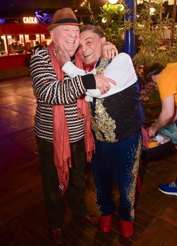 Dedé Santana celebra 90 anos e recebe carinho de Raul Gil