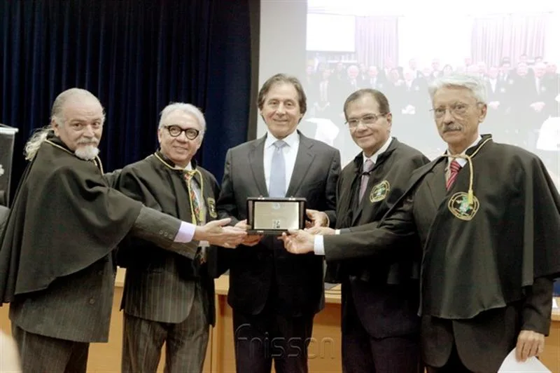 Eunício Oliveira recebendo Título de Homem do Ano no Ceará
