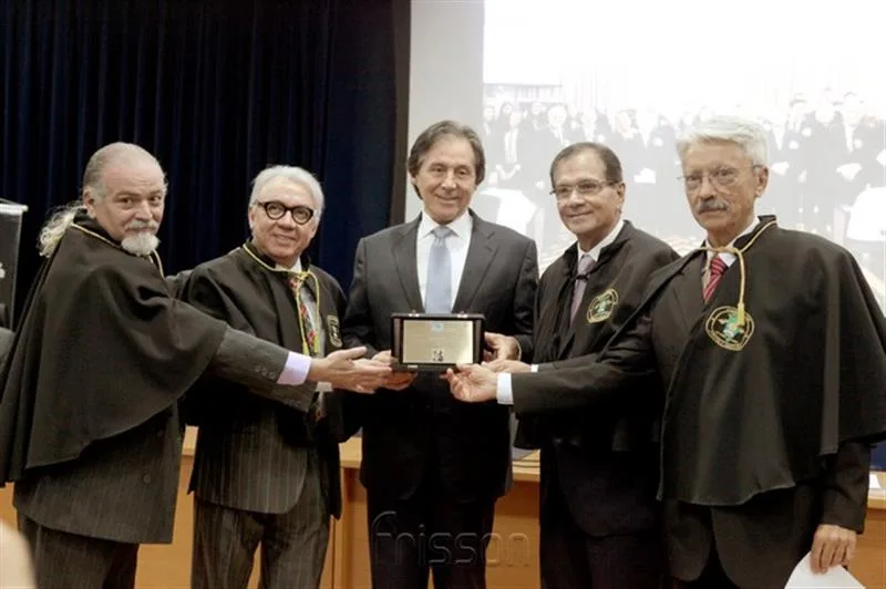 Eunício Oliveira recebendo Título de Homem do Ano no Ceará