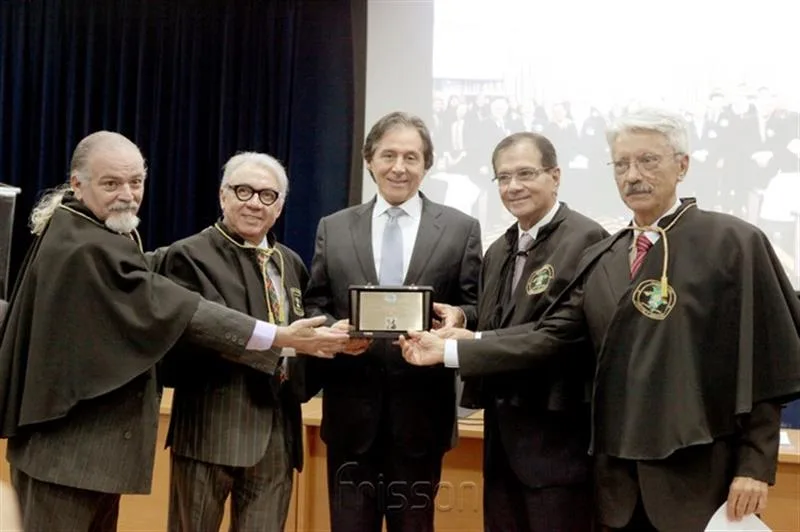 Eunício Oliveira recebendo Título de Homem do Ano no Ceará