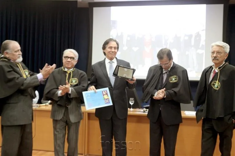Eunício Oliveira recebendo Título de Homem do Ano no Ceará