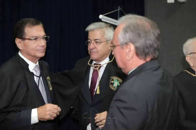 Eunício Oliveira recebendo Título de Homem do Ano no Ceará