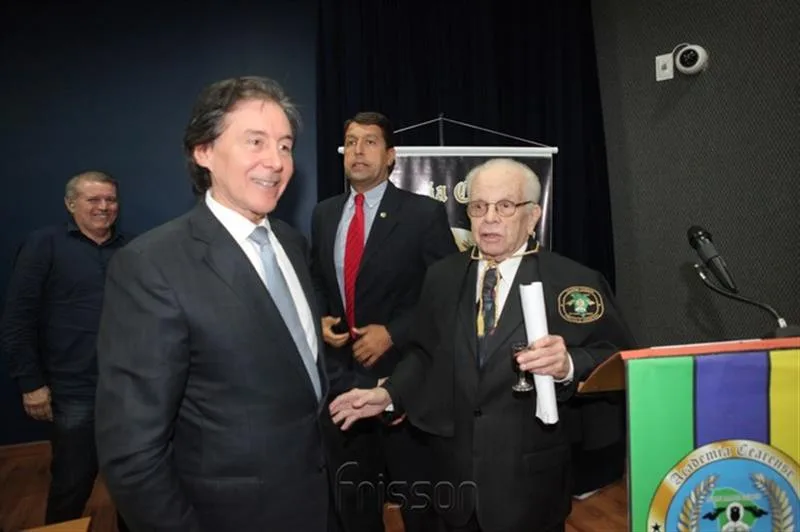 Eunício Oliveira recebendo Título de Homem do Ano no Ceará