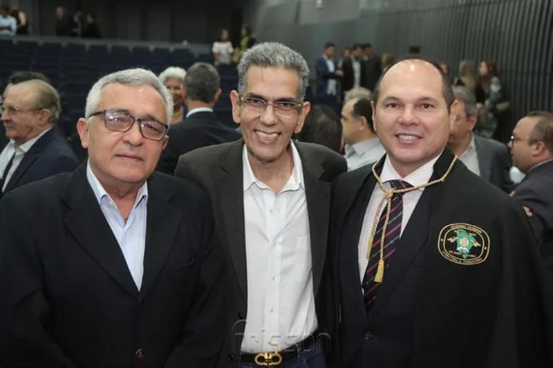 Eunício Oliveira recebendo Título de Homem do Ano no Ceará
