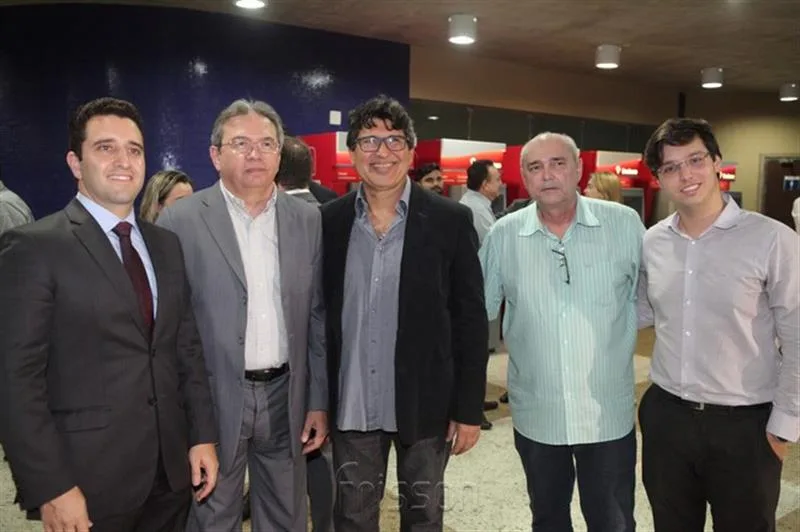 Eunício Oliveira recebendo Título de Homem do Ano no Ceará