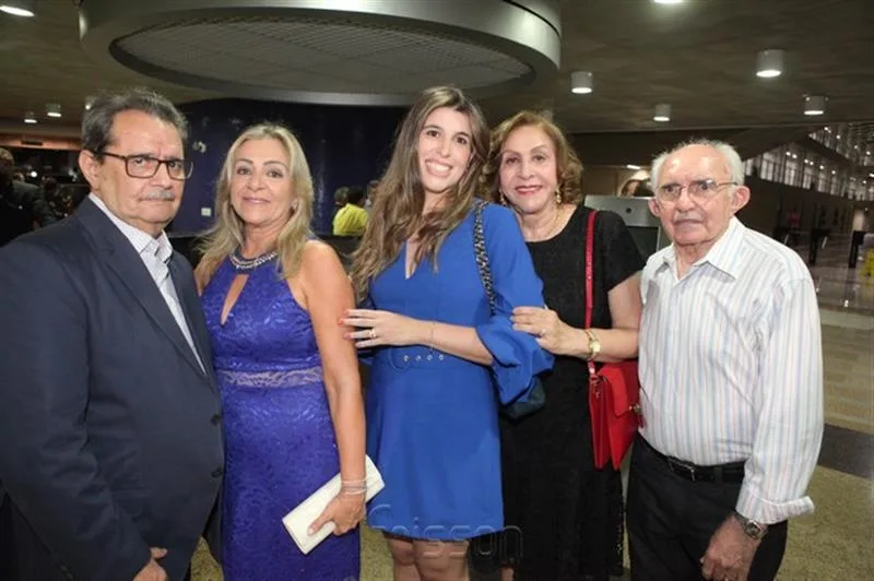 Eunício Oliveira recebendo Título de Homem do Ano no Ceará