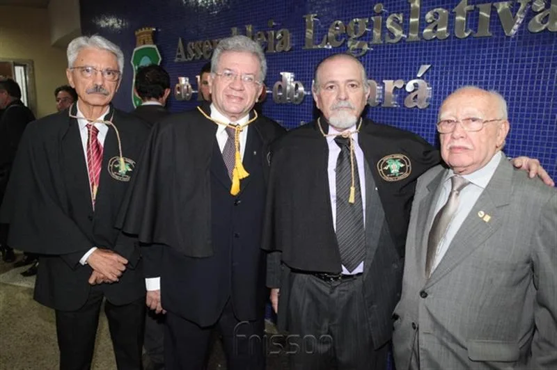 Eunício Oliveira recebendo Título de Homem do Ano no Ceará