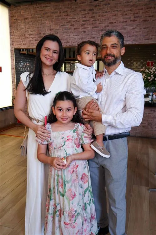 Caroline, Alice, Theo e Daniel Barbosa