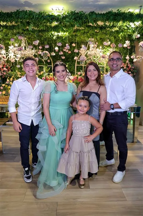 Cauã Assunção, Rebeca Ribeiro, Lis, Carol Assunção e Renan Cruz
