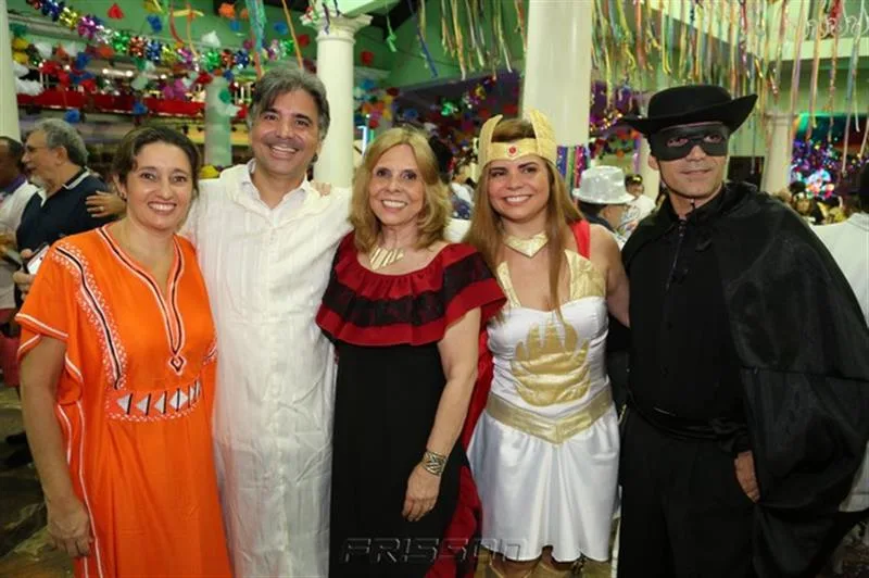 Angela, Nestor, Raquel, Lara Chaves e Regis Rola