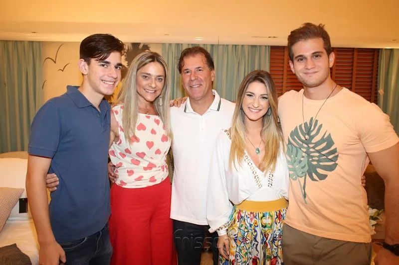 Arthur, Célia, Arthur e Bruna Maalhães e Ravi Macedo
