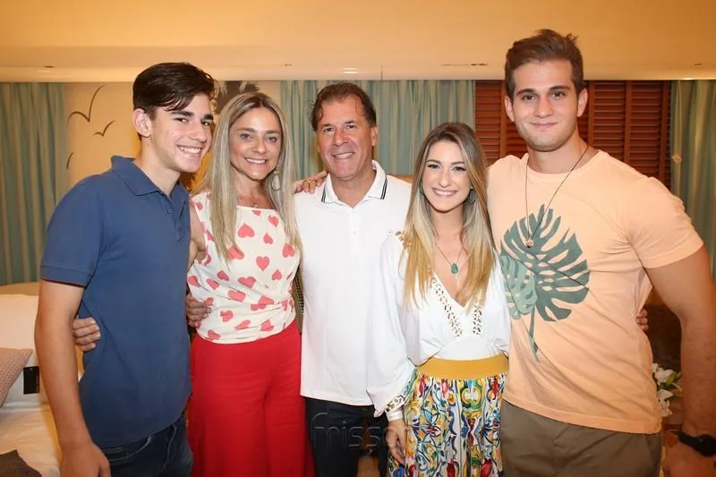 Arthur, Célia, Arthur e Bruna Maalhães e Ravi Macedo