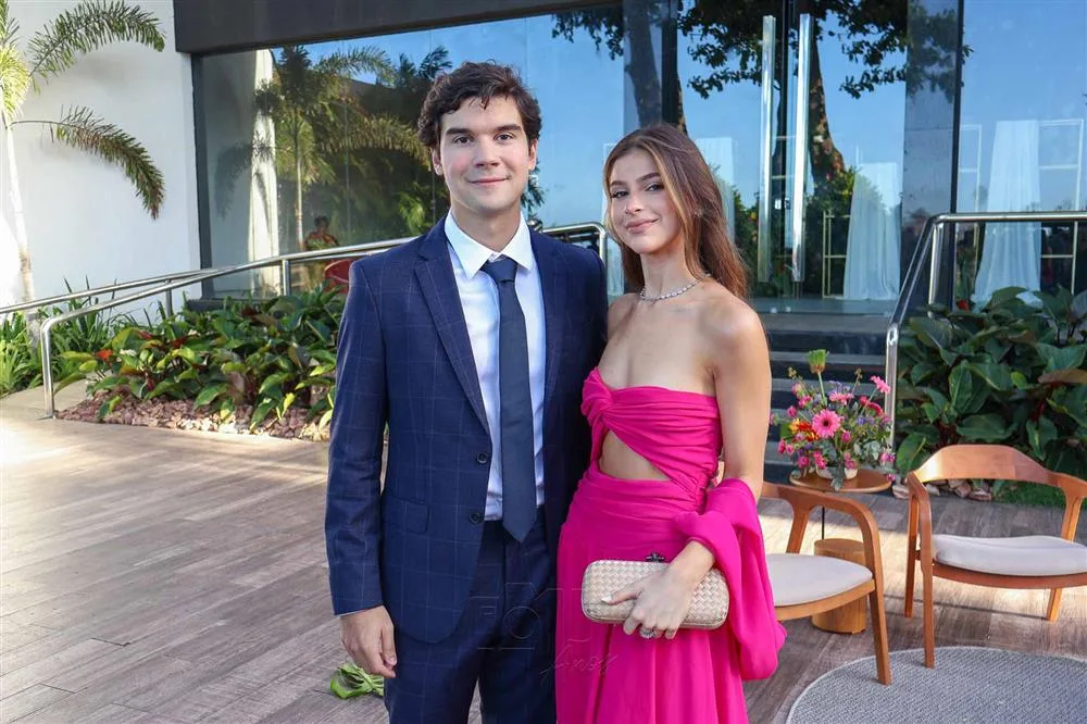 Álvaro Fujita e Sarah Emilly