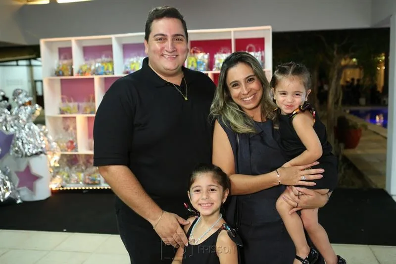 Thiago e Tatiana Barreira com Lis e Lara