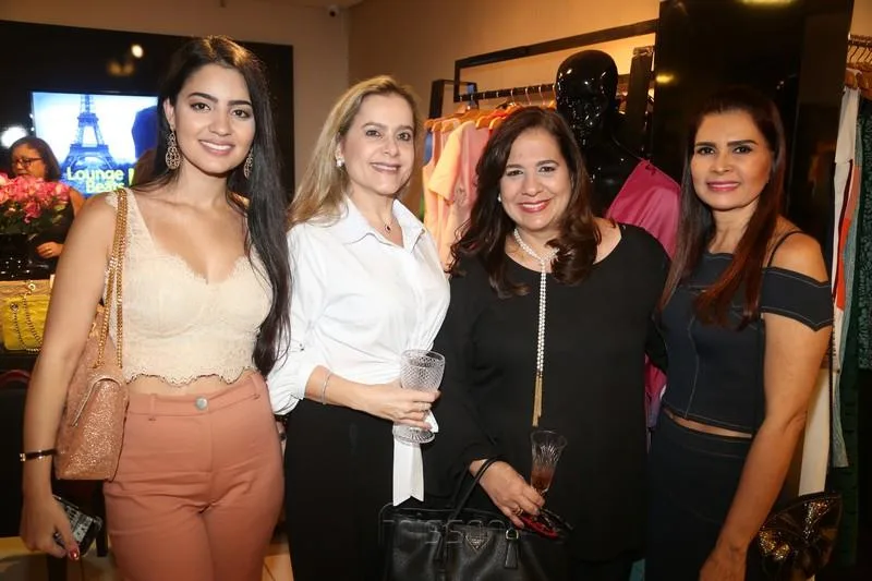 Carolina e Cristiane Ary, Martinha Assunção e Lorena Pouchain