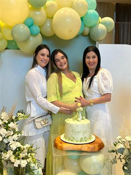 Nicolle Vichnevski Costa com Lara e Lia Linhares