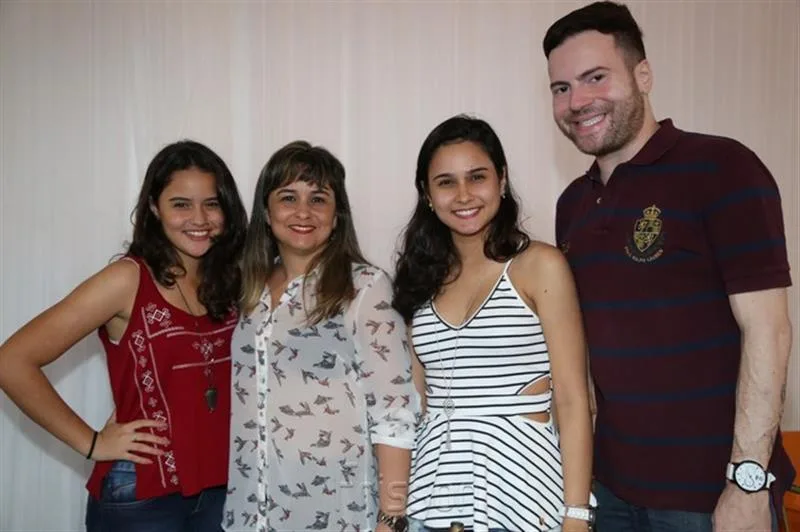 Beatriz, Luciana, Julia Assis e Magno Aragão