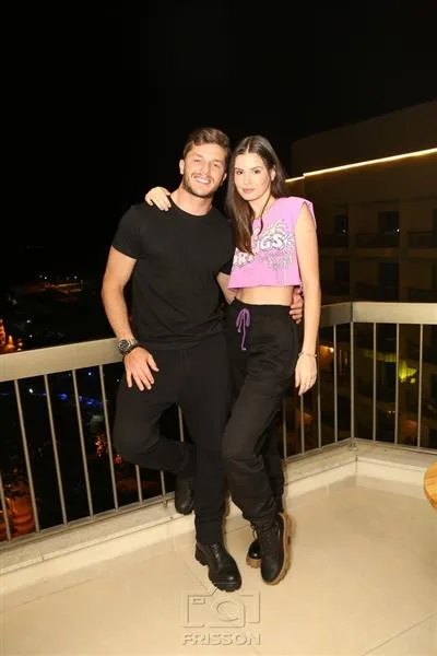 Camila Queiroz e Klebber Toledo
