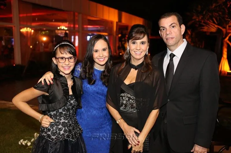 Ana Clara, Mariana, Ana Cláudia e Roberto Caldas