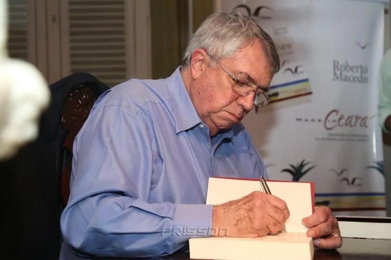 Autografando o Livro