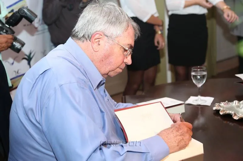Autografando o Livro
