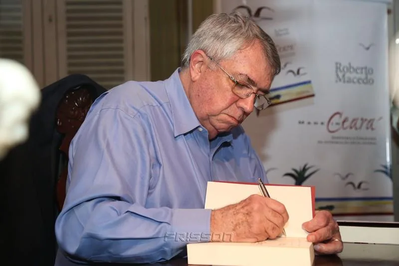Autografando o Livro