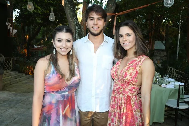 Amanda, Arthur e Alice Diniz