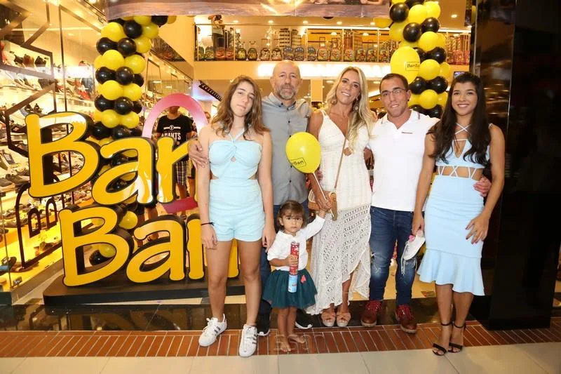 Gabriela, Geovanna, Renato, Mônica, Tainá e Rafael Guedes
