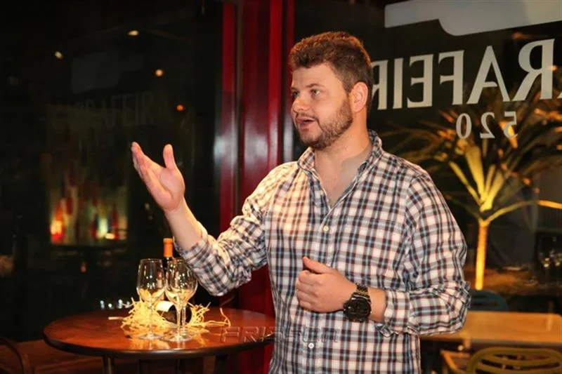 César Curra