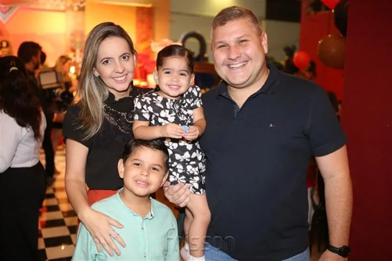 Aline Junqueira, Carlos Henrique e filhos
