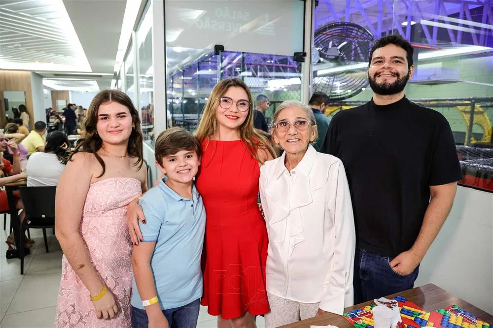 Valentina, Benício, Juliana Deusdará, Ângela e Lucas