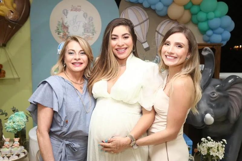 Beatriz e Renata Viana com Nicole de França