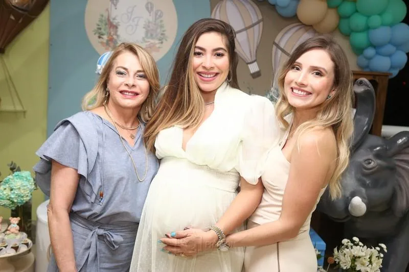 Beatriz e Renata Viana com Nicole de França