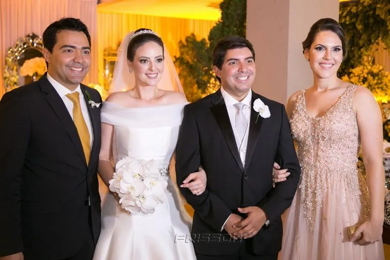 André e Larissa Laprovítera com os Noivos
