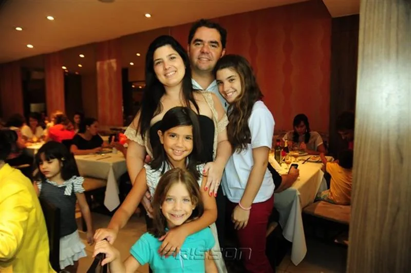 Rodrigo, Raquel Cavalcante com Larissa, Marcela e Carolina