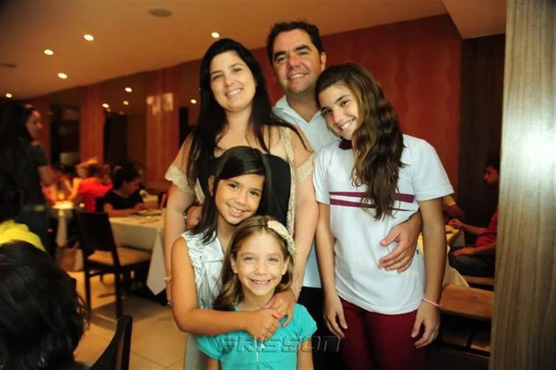 Rodrigo, Raquel Cavalcante com Larissa, Marcela e Carolina