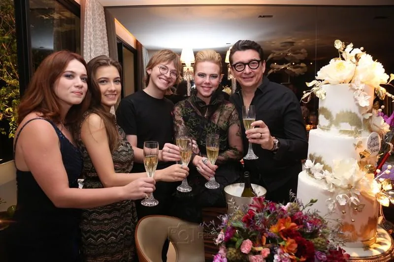 Anik, Liz, Thiago, Branca e Racine Mourão
