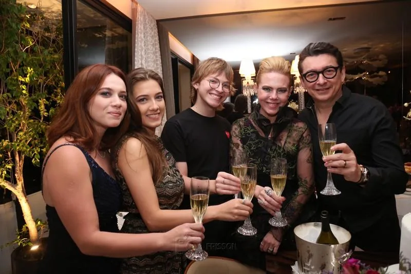 Anik, Liz, Thiago, Branca e Racine Mourão