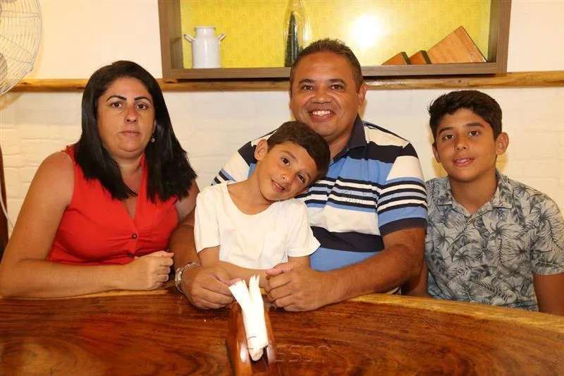 Claudiane Telles, André, Juan e Cauã Diniz