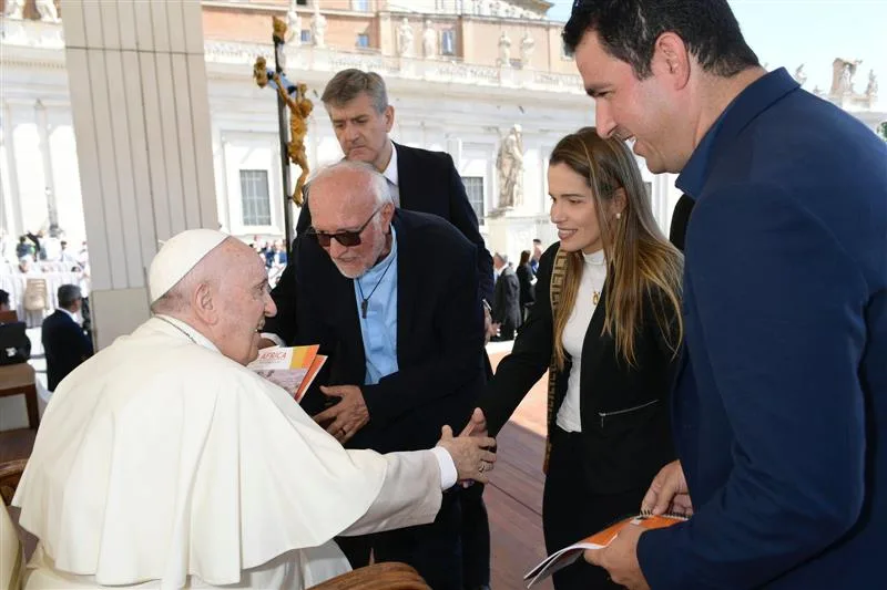 Encontro de representantes da Obra Lumen e Casa do Menor com o Papa Francisco.