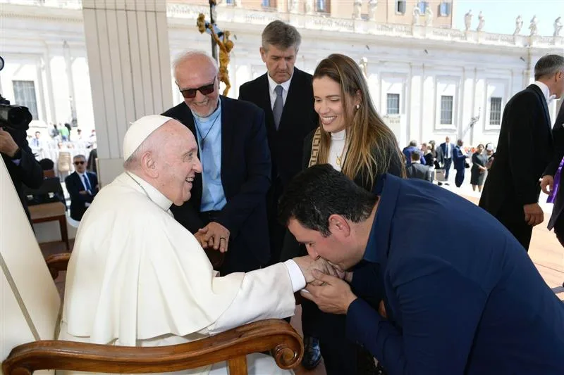 Encontro de representantes da Obra Lumen e Casa do Menor com o Papa Francisco.
