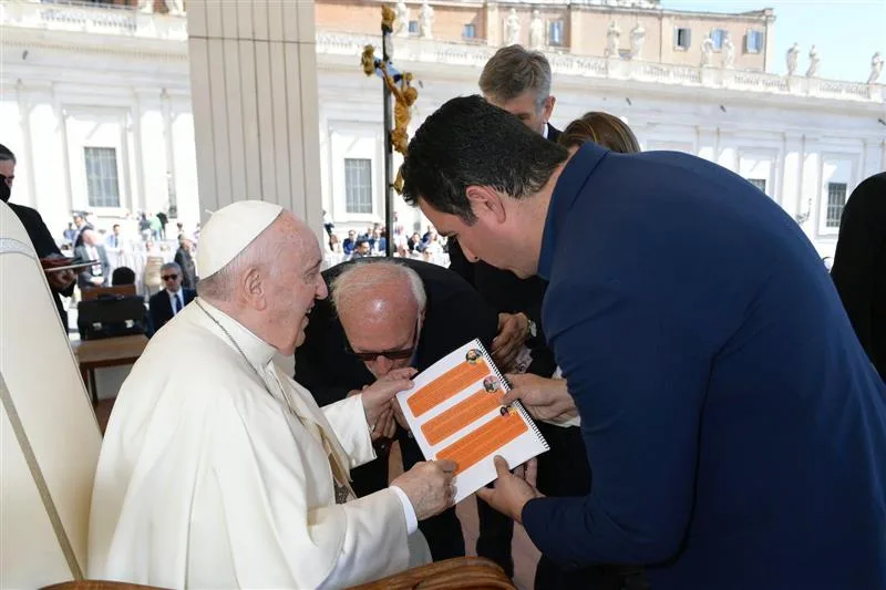 Encontro de representantes da Obra Lumen e Casa do Menor com o Papa Francisco.