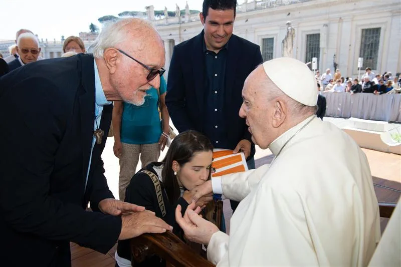 Encontro de representantes da Obra Lumen e Casa do Menor com o Papa Francisco.