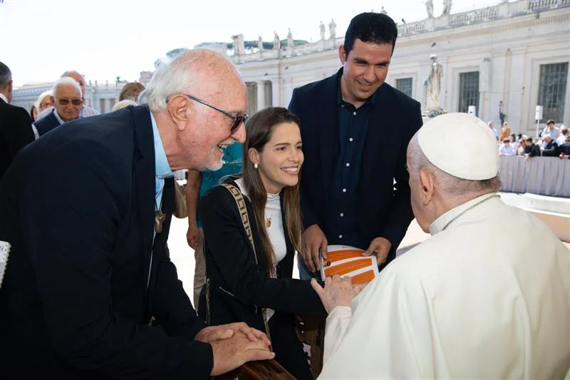 Encontro de representantes da Obra Lumen e Casa do Menor com o Papa Francisco.