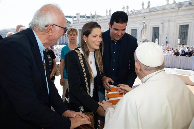 Encontro de representantes da Obra Lumen e Casa do Menor com o Papa Francisco.