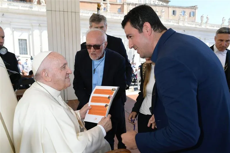 Encontro de representantes da Obra Lumen e Casa do Menor com o Papa Francisco.