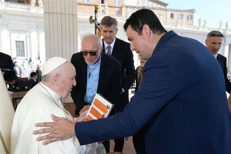 Encontro de representantes da Obra Lumen e Casa do Menor com o Papa Francisco.