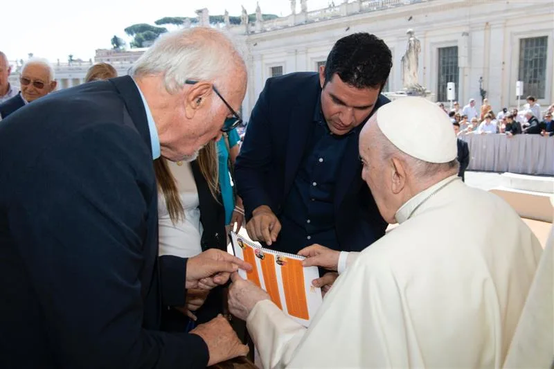 Encontro de representantes da Obra Lumen e Casa do Menor com o Papa Francisco.