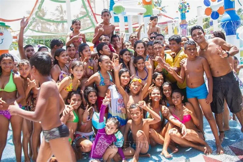Deborah Secco em ação social no Beach Park