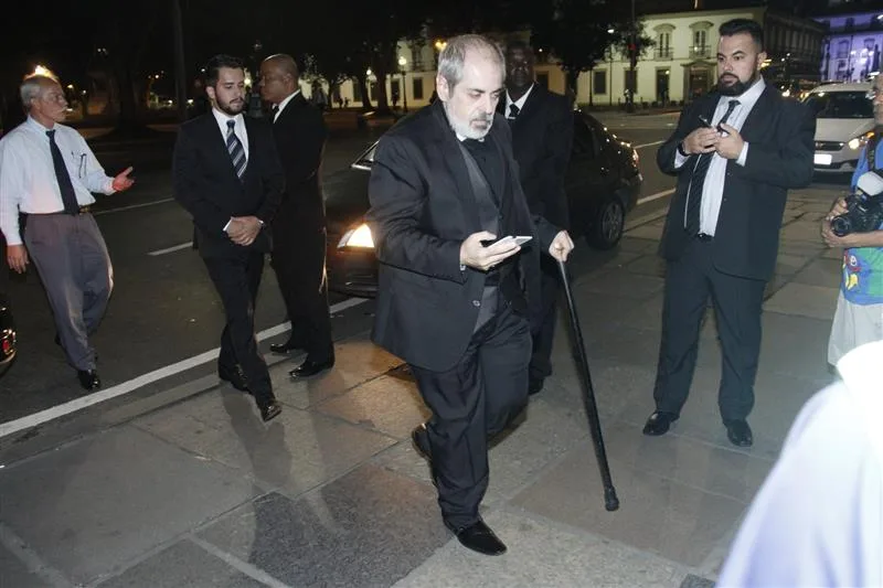 Convidado chega ao casamento